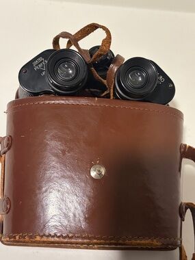 Vintage binoculars
8 x 30 75°